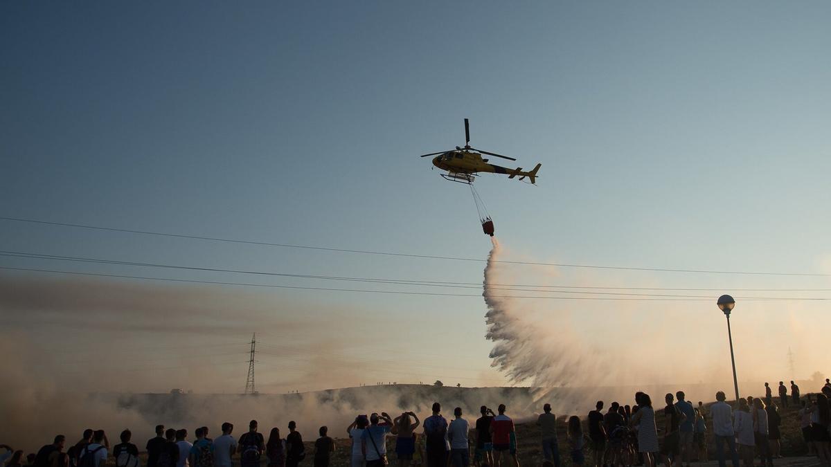 Un helicóptero extingue un incendio en Zizur Mayor. Iñaki Porto