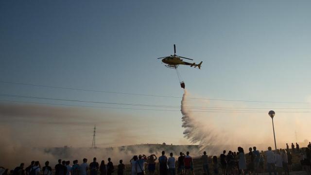 Un helicóptero extingue un incendio en Zizur Mayor. Iñaki Porto Un helicóptero extingue un incendio en Zizur Mayor. Iñaki Porto