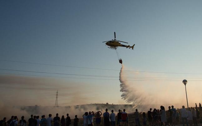 Un helicóptero extingue un incendio en Zizur Mayor. Iñaki Porto Un helicóptero extingue un incendio en Zizur Mayor. Iñaki Porto