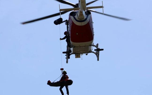 Un helicóptero de la Ertzaintza realizando labores de rescate Ertzaintza