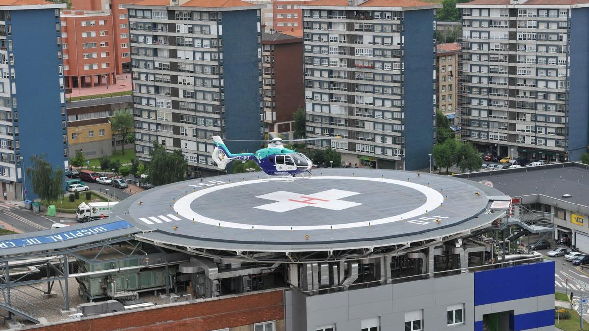 Helicóptero de Osakidetza en el helipuerto del Hospital de Cruces. DEIA