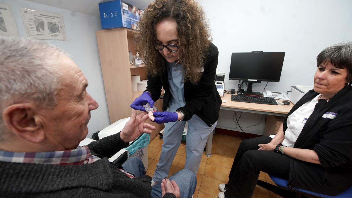 La coordinadora de enfermeras Rosa García le realiza la prueba a un paciente bajo la mirada de la doctora Silvia Rodríguez / Foto: Rubén Plaza - Grupo Noticias