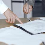 Firma de documentos de una herencia en una notaría. Freepik