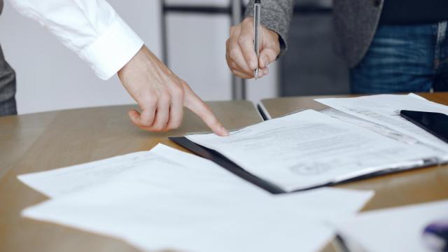 Firma de documentos de una herencia en una notaría. Freepik
