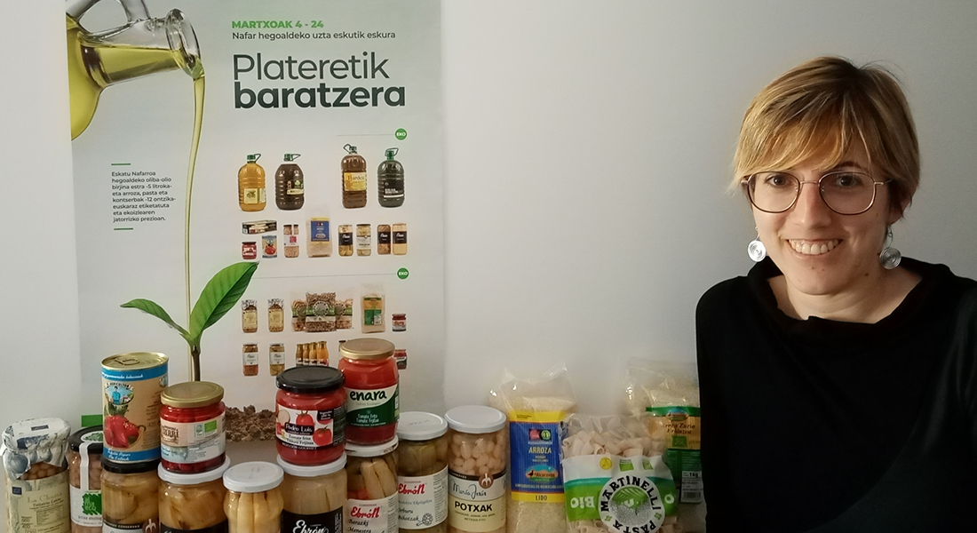 Irati Abio Muruaga junto a un lote de producto de la fuerta navarra. 