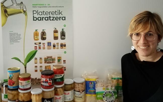 Irati Abio Muruaga junto a un lote de producto de la fuerta navarra. 