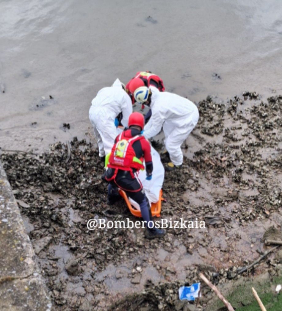 Imagen de archivo de otro rescate de los Bomberos de Bizkaia en la ría