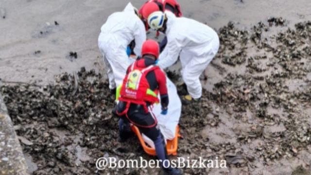Imagen de archivo de otro rescate de los Bomberos de Bizkaia en la ría