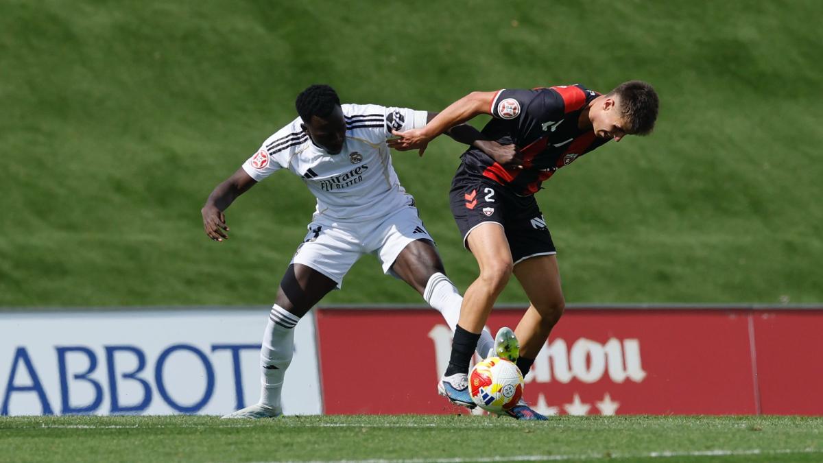 Txus Vizcay pelea un balón ante el Real Madrid Castilla / Arenas de Getxo