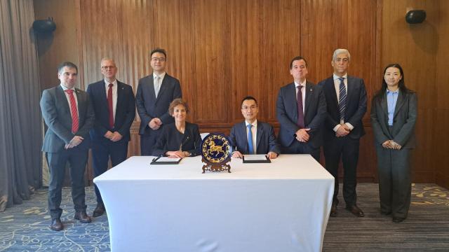 La presidenta Chivite y el fundador de Hithium, Jeff Wu. CEDIDA 