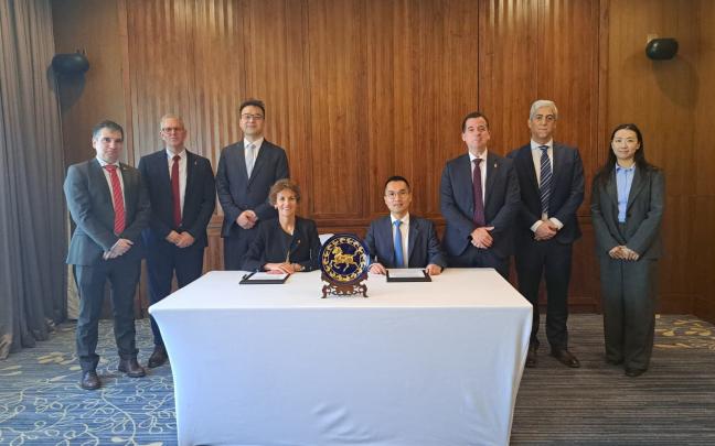 La presidenta Chivite y el fundador de Hithium, Jeff Wu. CEDIDA 