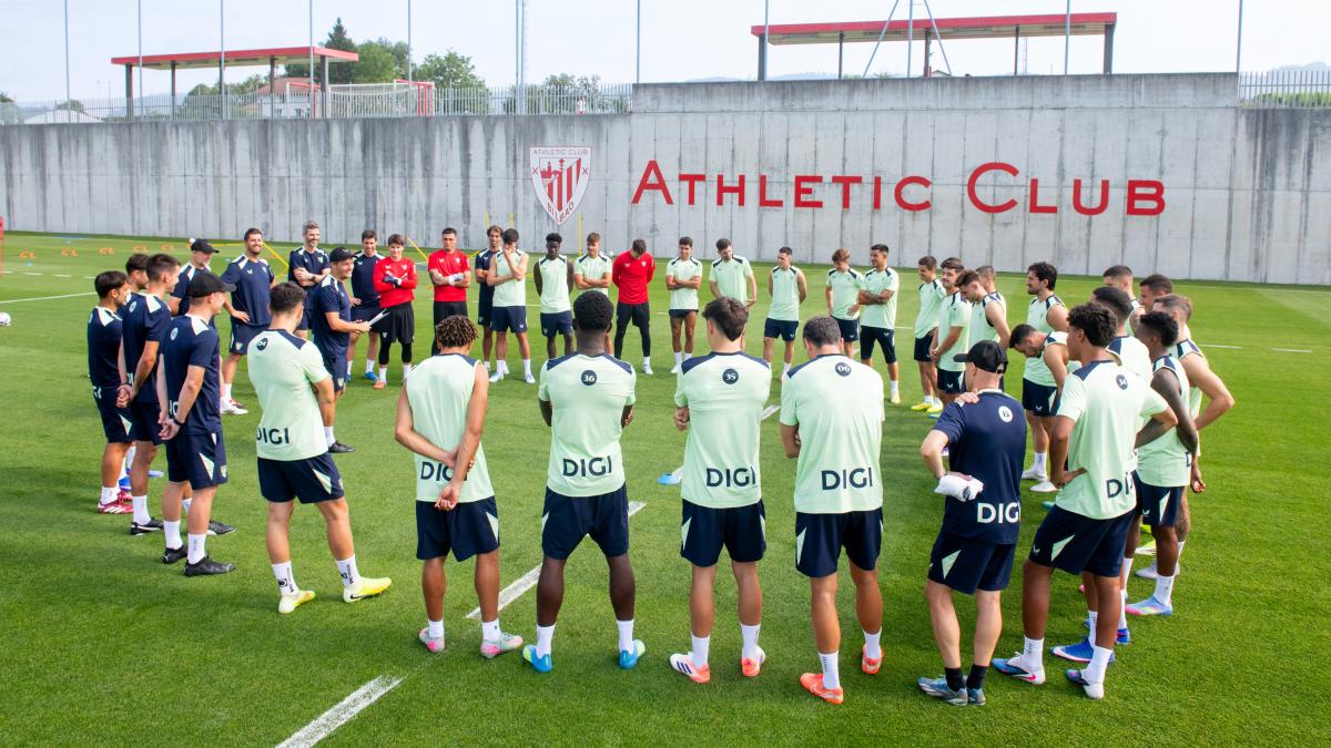 Edin Terzic da la charla previa al inicio de la sesión / Athletic Club
