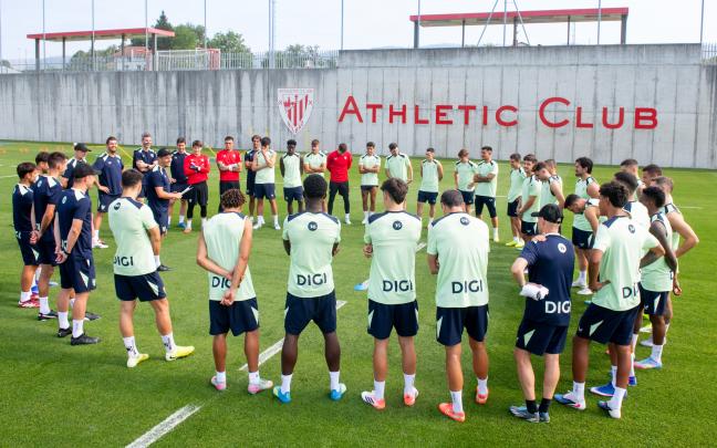 Edin Terzic da la charla previa al inicio de la sesión / Athletic Club