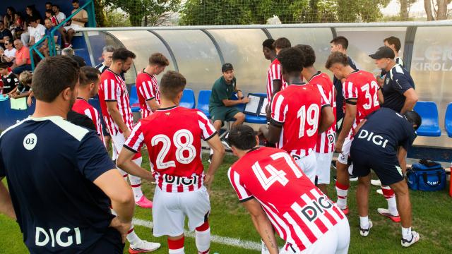 Edin Terzic da instrucciones a su equipo en Leioa / Athletic Club
