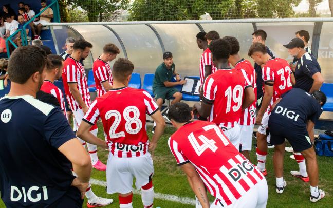 Edin Terzic da instrucciones a su equipo en Leioa / Athletic Club