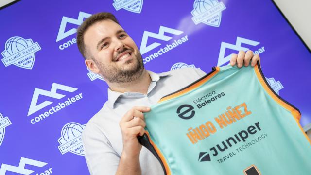 Iñigo Núñez posa con la camiseta de Palmer Basket / @palmerbasket