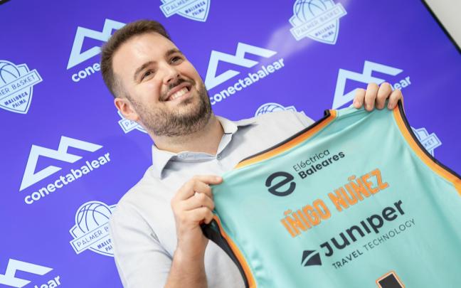 Iñigo Núñez posa con la camiseta de Palmer Basket / @palmerbasket