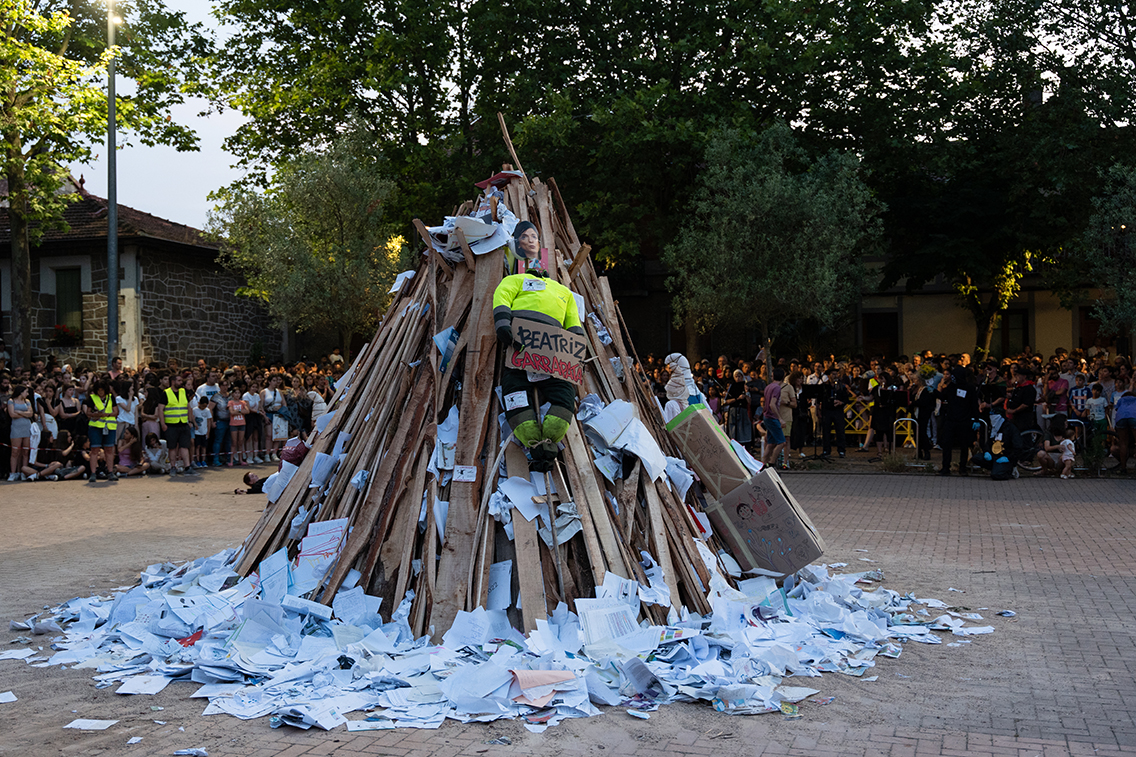 La hoguera de Judimendi con el muñeco con al cara de Beatriz Artolazabal. 