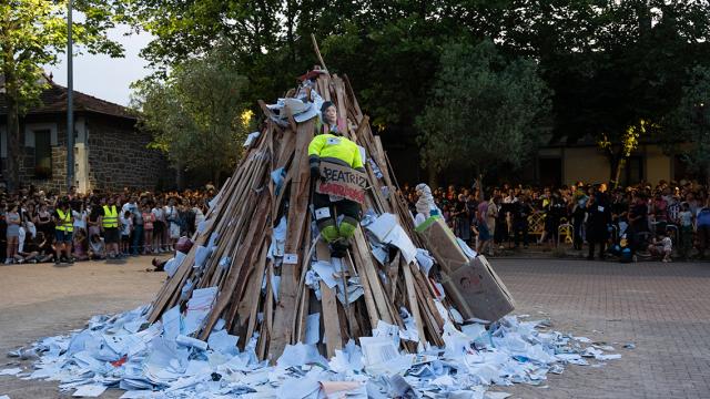 La hoguera de Judimendi con el muñeco con al cara de Beatriz Artolazabal. La hoguera de Judimendi con el muñeco con al cara de Beatriz Artolazabal.