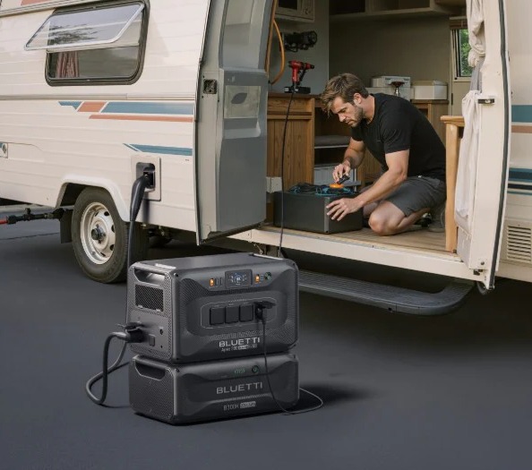 Hombre conectando generador portátil a su camper