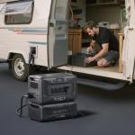 Hombre conectando generador portátil a su camper