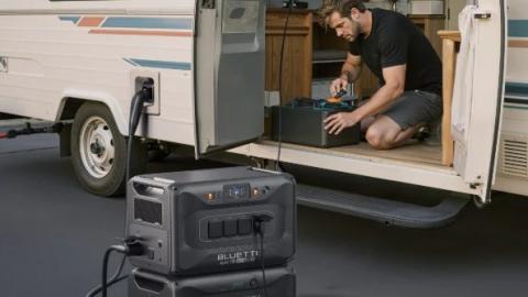 Hombre conectando generador portátil a su camper