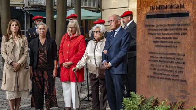 Homenaje en Vitoria-Gasteiz a las víctimas de la repersión franquista. Stuart MacDonald.
