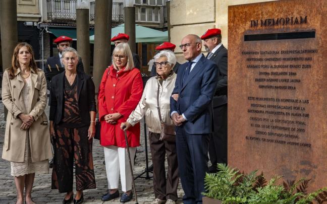 Homenaje en Vitoria-Gasteiz a las víctimas de la repersión franquista. Stuart MacDonald.