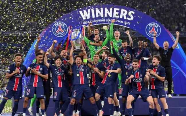 Imagen de junio pasado con el Paris Saint-Germain levantando la última Champions en Múnich. / WWW,PSG.FR
