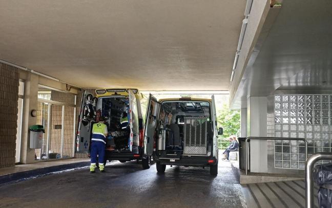 Ambulancia ante el servicio de Urgencias del Hospital de Galdakao EP