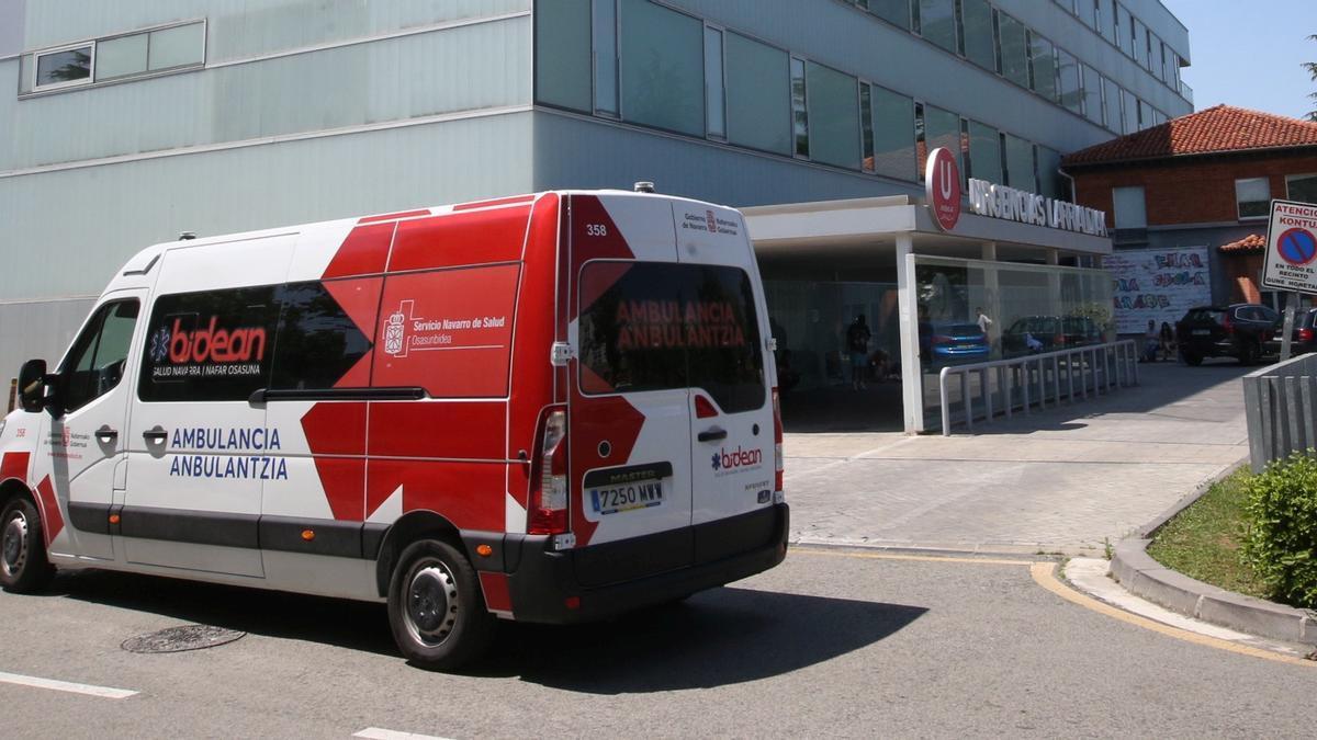 Una ambulancia junto al edificio de Urgencias del HUN. Javier Bergasa