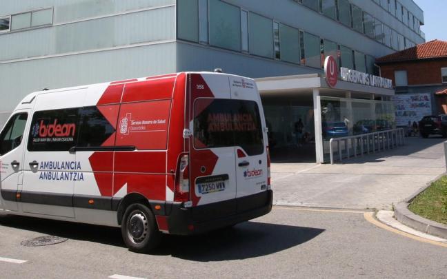 Una ambulancia junto al edificio de Urgencias del HUN. Javier Bergasa
