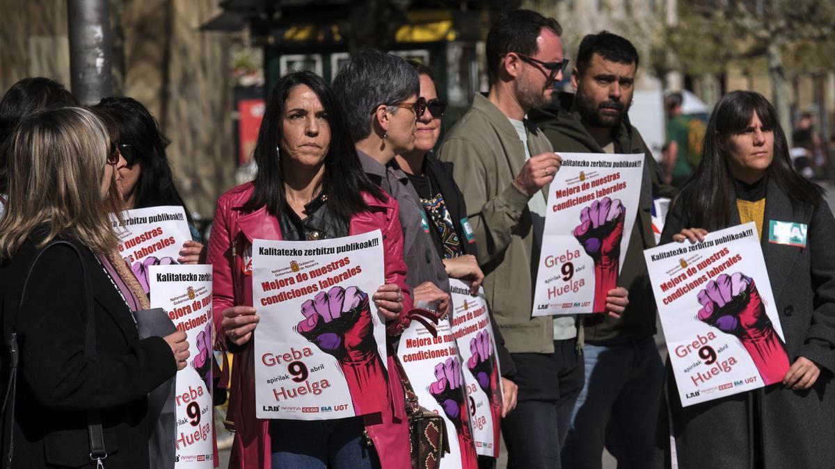 Los sindicatos, frente al Palacio de Navarra, con los carteles de la huelga por la mejora de condiciones laborales. Iban Aguinaga