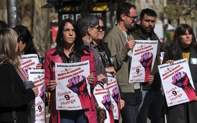 Los sindicatos, frente al Palacio de Navarra, con los carteles de la huelga por la mejora de condiciones laborales. Iban Aguinaga
