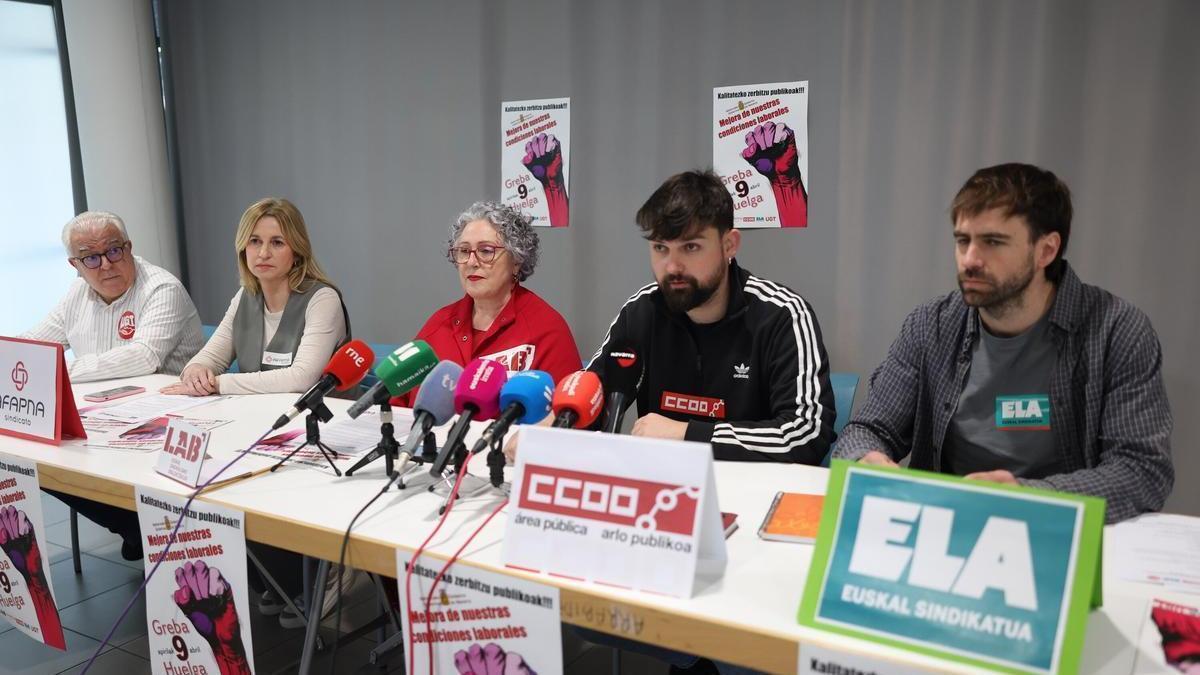 I-d: Jesús Elizalde (UGT), Yolanda Erro (AFAPNA), Isabel Artieda (LAB), Unai Álava (CCOO) e Izai Bujanda (ELA). Unai Beroiz