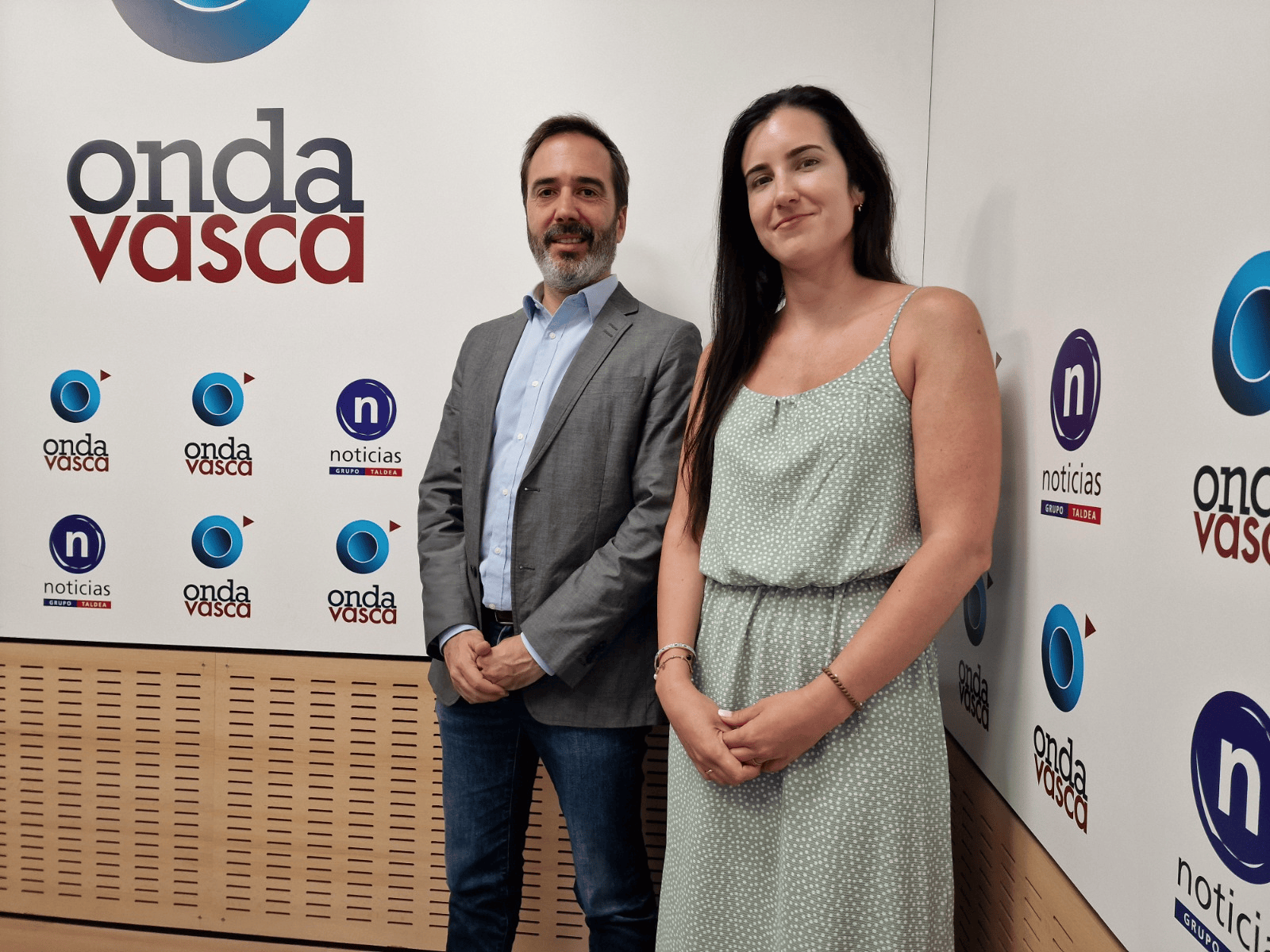 Javier Hurtado con Iranzu Calvo en los estudios de Onda Vasca