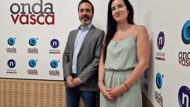 Javier Hurtado con Iranzu Calvo en los estudios de Onda Vasca