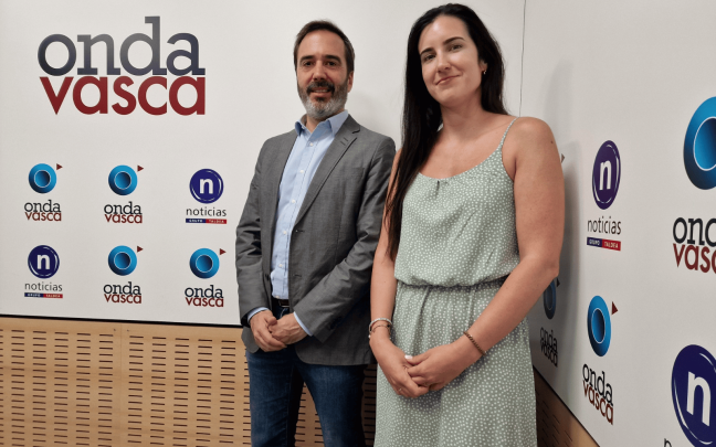 Javier Hurtado con Iranzu Calvo en los estudios de Onda Vasca
