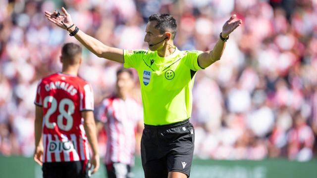 Sánchez Martínez suspende el partido por lanzamiento de objetos / Athletic Club