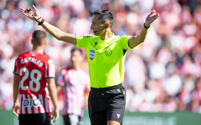 Sánchez Martínez suspende el partido por lanzamiento de objetos / Athletic Club