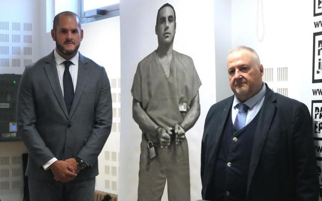 El abogado de Pablo Ibar, Joe Nascimento, junto al portavoz de la asociación Andrés Krakenberger.