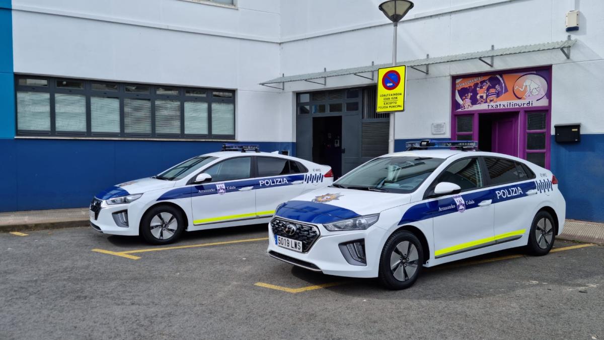 Dos coches de la Policía Local de Arrasate, en una imagen de archivo