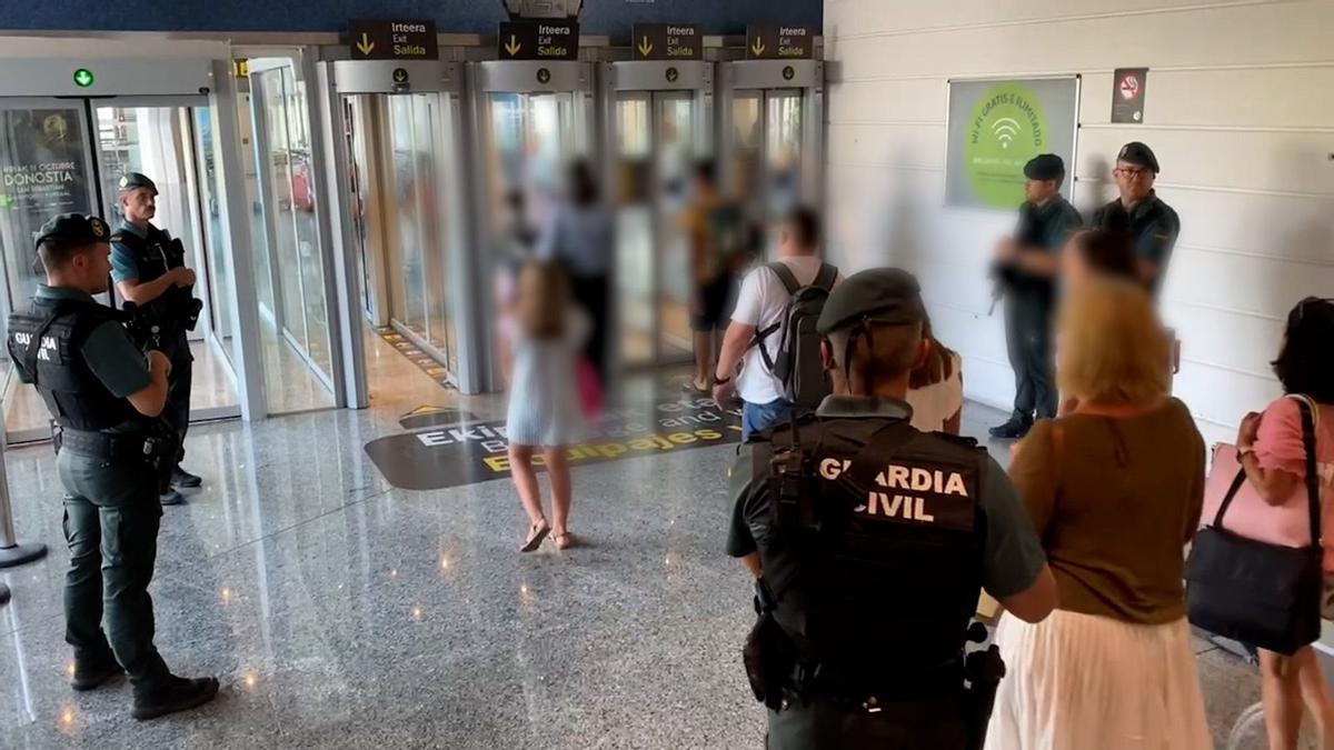 La Guardia Civil a la llegada de los pasajeros en el aeropuerto de Bilbao. Guardia Civil de Bizkaia