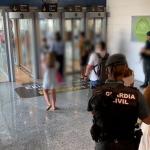 La Guardia Civil a la llegada de los pasajeros en el aeropuerto de Bilbao. Guardia Civil de Bizkaia