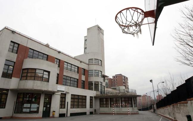 El centro acoge la etapa de Primaria en la primera planta y secundaria en la superior. Pablo Viñas