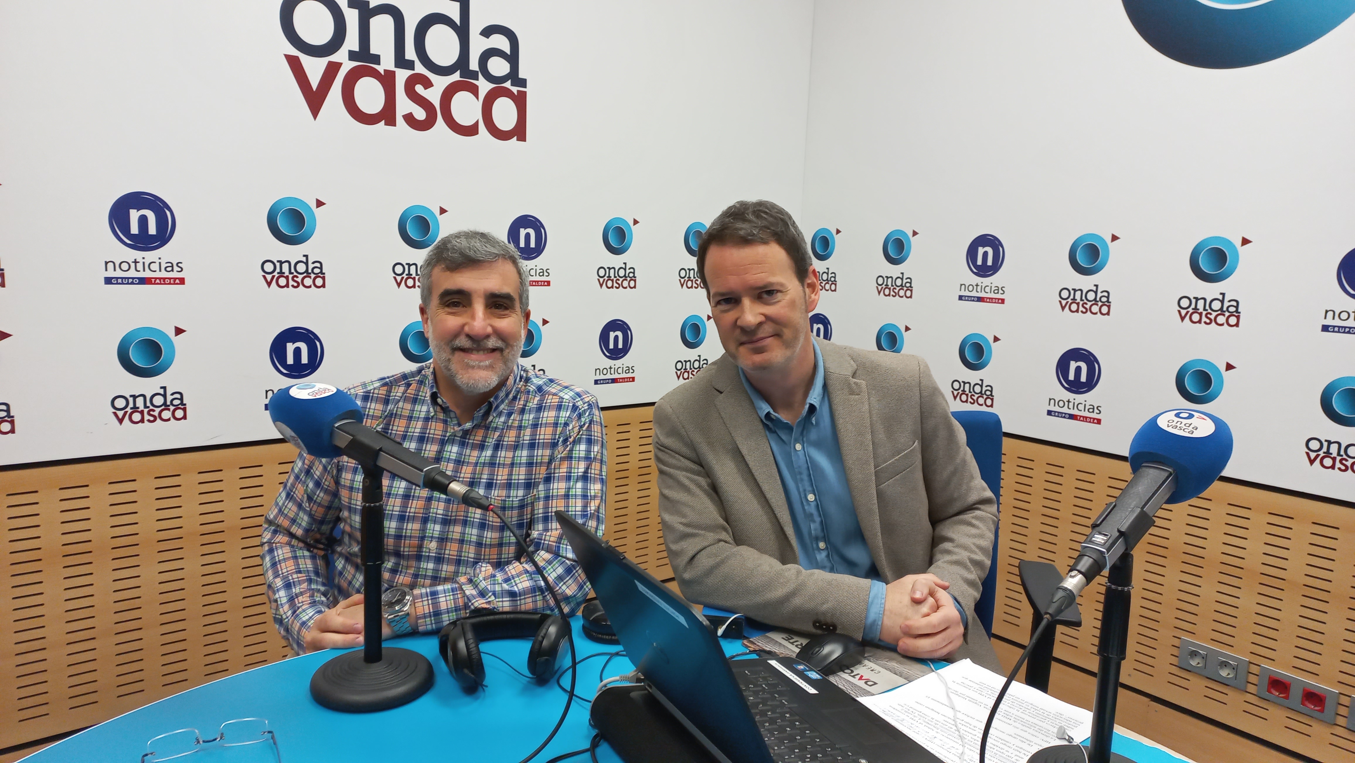 Ignacio Lobo con Txema Gutiérrez en los estudios de ONDA VASCA