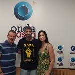 El periodista y escritor Igor García Vico con Txema Gutiérrez e Iranzu Calvo