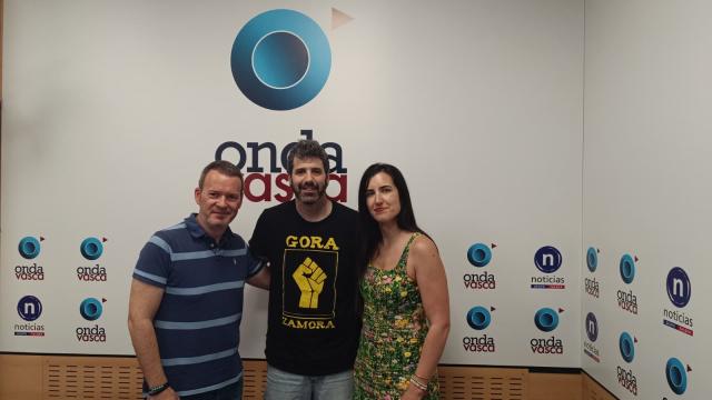 El periodista y escritor Igor García Vico con Txema Gutiérrez e Iranzu Calvo