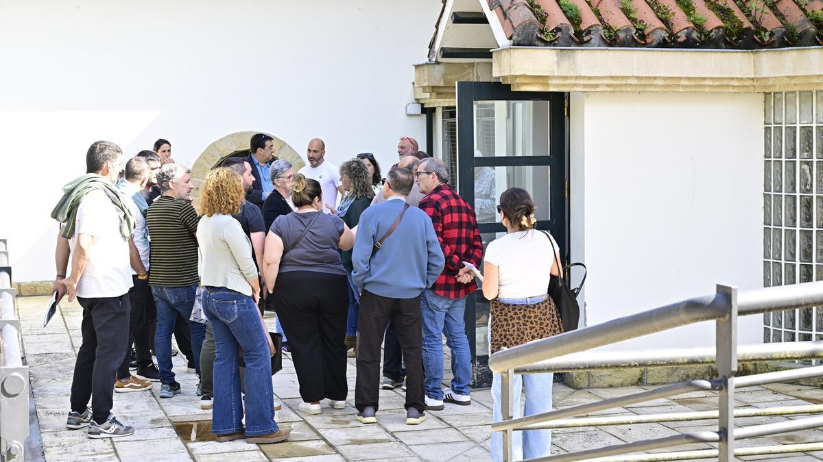 Varios afectados se reúnen en el Ayuntamiento de Igorre. Oskar González