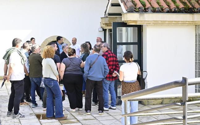 Varios afectados se reúnen en el Ayuntamiento de Igorre. Oskar González